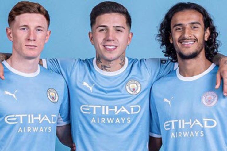 Man City thay gần như toàn bộ hàng tiền vệ