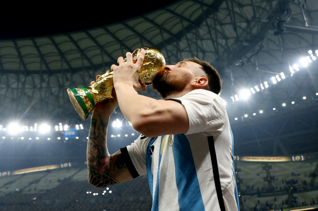 Messi hôn lên chiếc cúp World Cup 2022 sau trận Argentina – Pháp ở chung kết trên sân Lusail, Qatar ngày 18/12/2022. Ảnh: Reuters