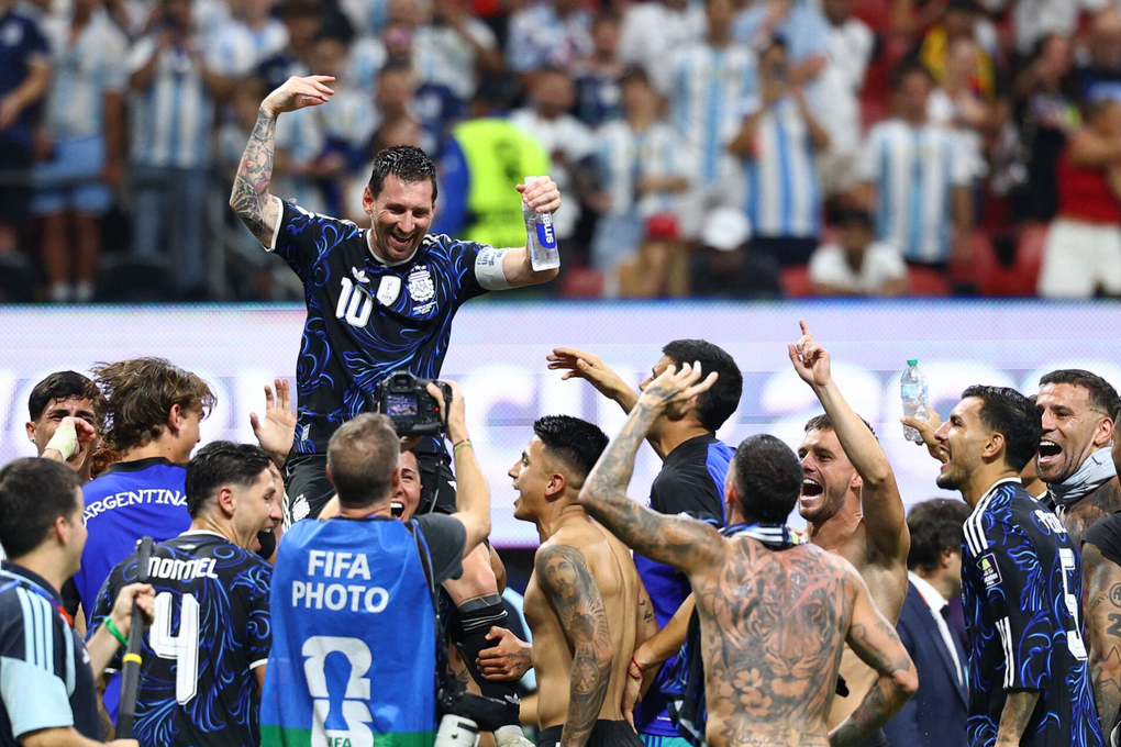 Messi được Enzo Fernandez cõng trên lưng sau trận Anh – Argentina ở bán kết World Cup 2026 trên sân Atlanta, Georgia, Mỹ ngày 15/7/2026. Ảnh: Reuters