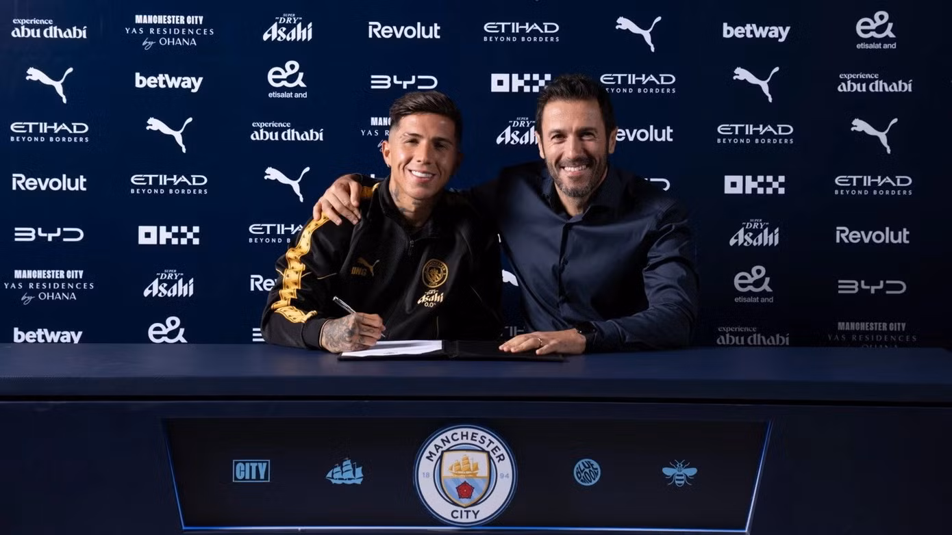 Vụ Enzo Fernandez chuyển từ Chelsea sang Man City là ví dụ lớn nhất cho xu hướng mua bán nội bộ giữa các CLB Premier League.