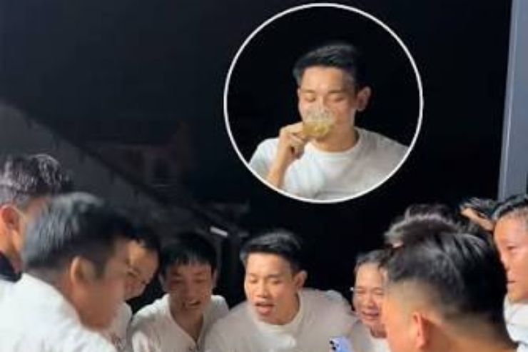 Đình Bắc nâng ly bia trong bữa tiệc tại gia đình