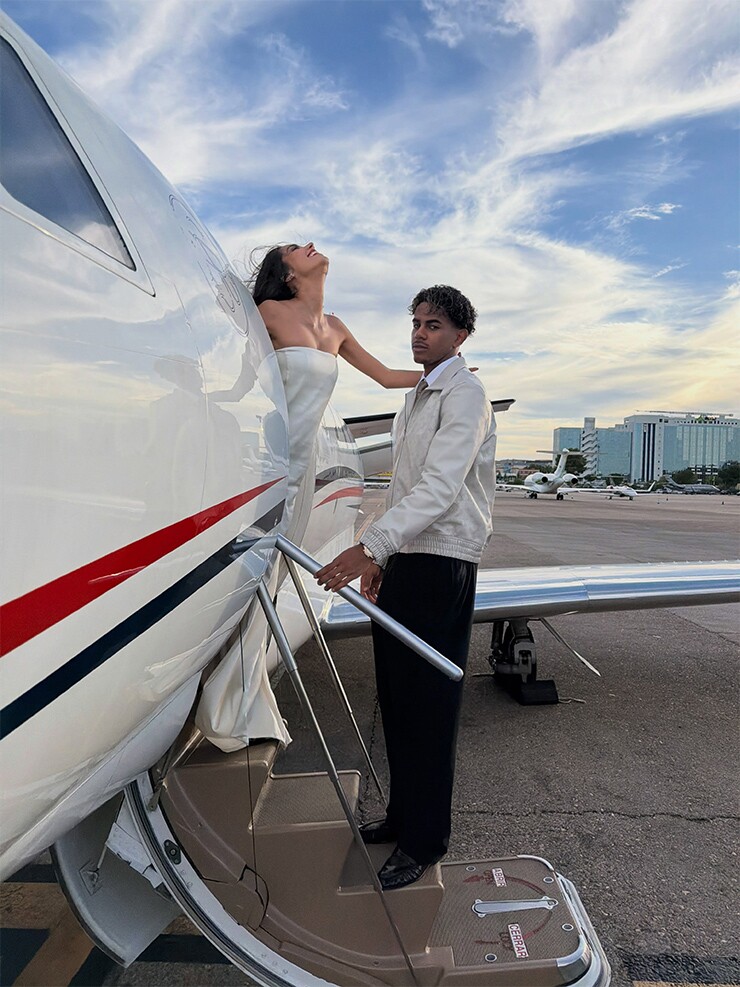 Yamal và Inés García tạo dáng trước máy bay riêng