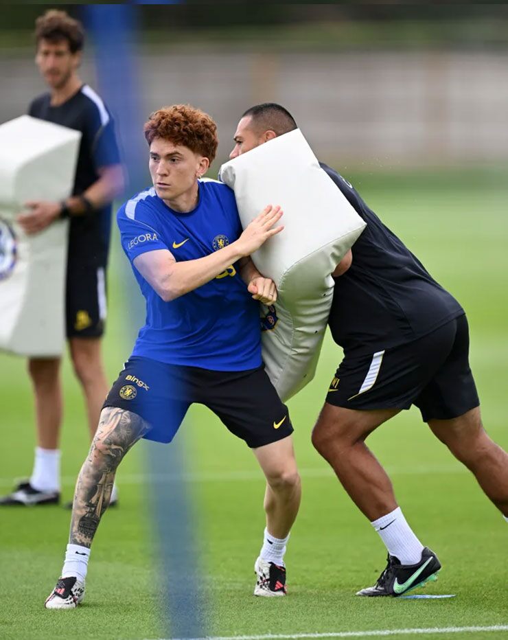 Valentin Barco cầm khiên tập rugby đỡ cú lao vào của đồng đội tại Cobham.