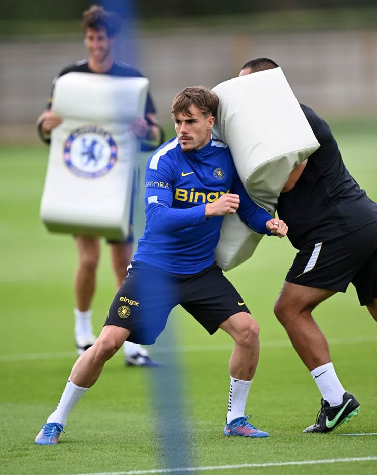 Tân binh mùa hè Pep Chavarria đã được đưa vào tập luyện cùng Chelsea.