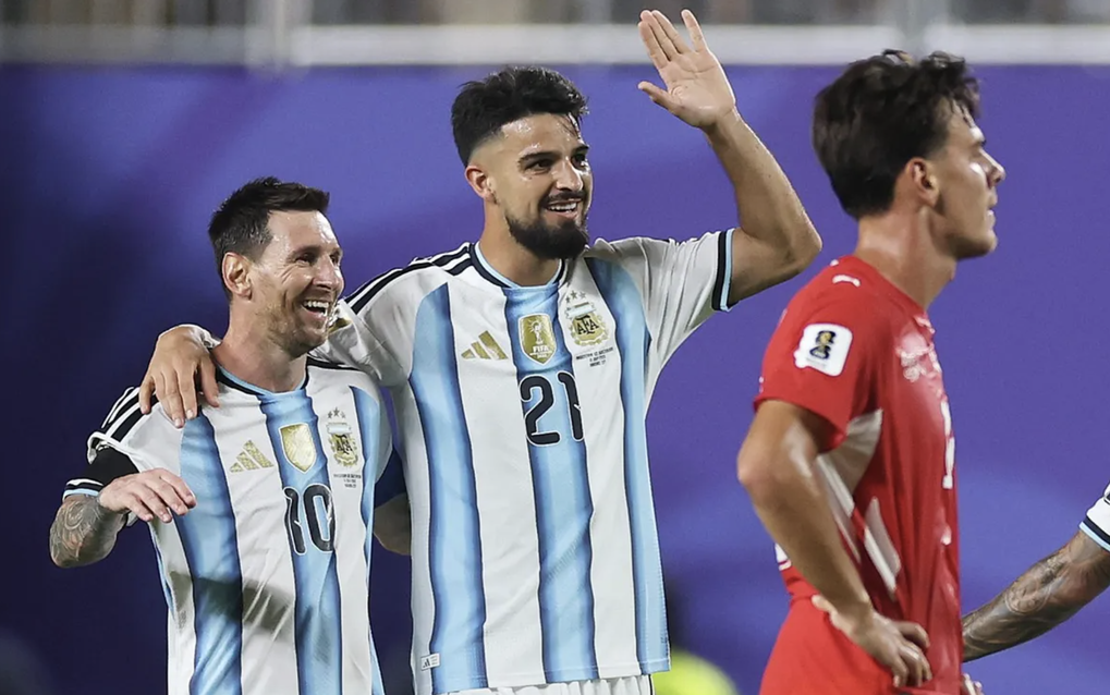 Flaco Lopez (phải) ăn mừng cùng Lionel Messi sau trận Argentina thắng 3-1 ở tứ kết World Cup 2026 trên sân Arrowhead, Missouri, Mỹ ngày 11/7/2026.