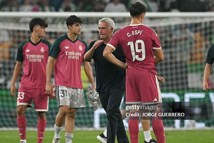 Real Madrid của Mourinho lần đầu tiên trắng tay ở mùa giải 2026/27