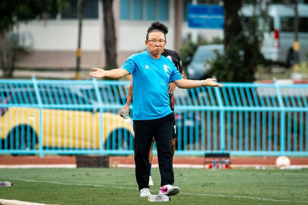 HLV Park Hang-seo phản ứng trong trận giao hữu của Kanchanaburi FC trên sân Kanchanaburi, Thái Lan ngày 29/8/2026. Ảnh: Kanchanaburi FC