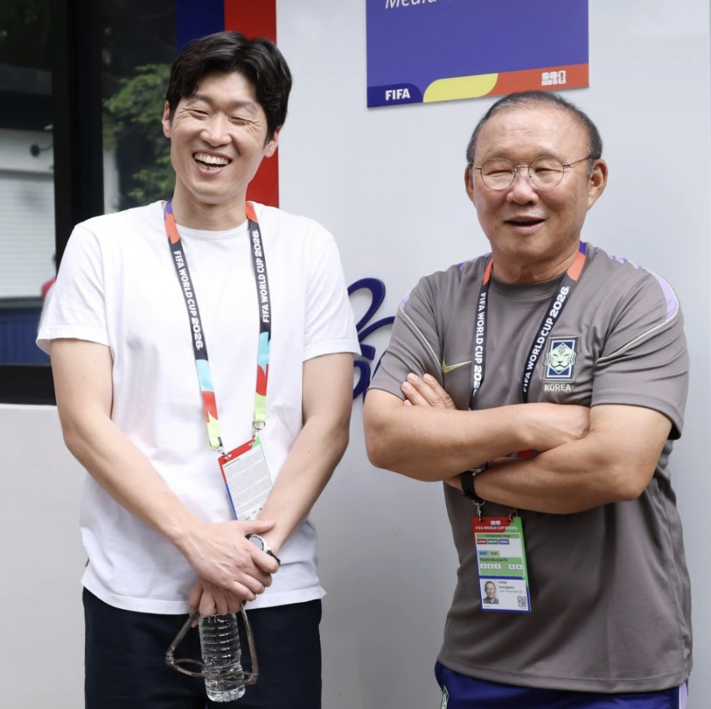 Ông Park Hang-seo (phải), khi đang làm Phó Chủ tịch LĐBĐ Hàn Quốc, gặp cựu cầu thủ Park Ji-sung trước buổi tập của đội tuyển Hàn Quốc tại sân Chivas Valle Verde, gần Guadalajara ở Mexico, ngày 10/6/2026. Ảnh: Star News