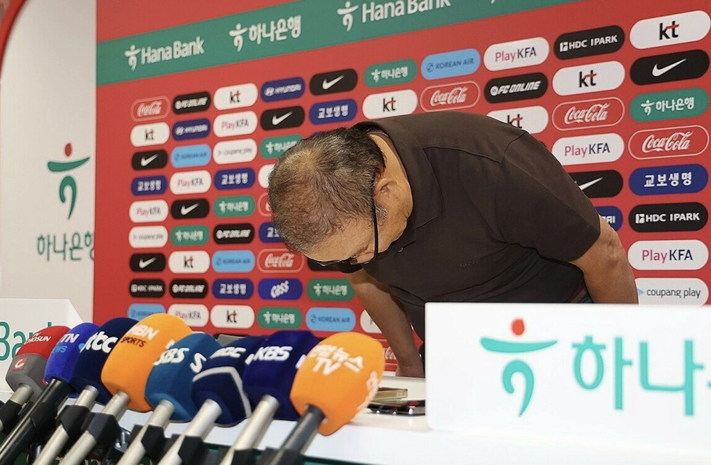 Ông Park Hang-seo, khi đang làm Phó Chủ tịch LĐBĐ Hàn Quốc, cúi đầu xin lỗi ở họp báo tại nơi đóng quân của đội tuyển Hàn Quốc, ở Zapopan, gần Guadalajara, Mexico ngày 28/6/2026. Ảnh: Yonhap