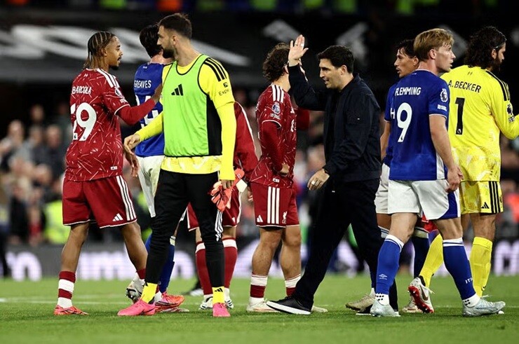 HLV Iraola cuối cùng đã có chiến thắng đầu tiên cùng Liverpool