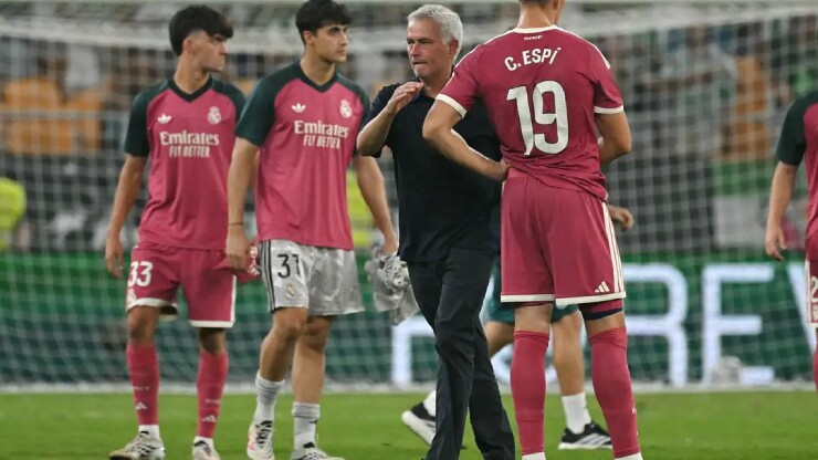 Mourinho ngầm trách các cầu thủ Real vì thi đấu quá "ngây thơ"
