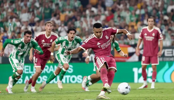 Mbappe sút phạt đền hỏng ăn