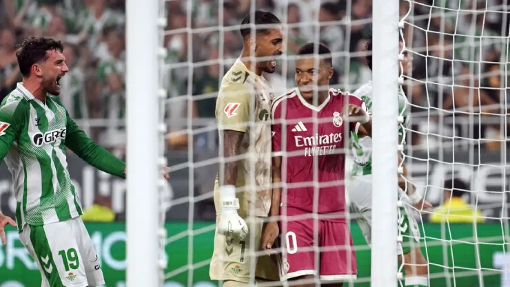 Thủ môn&nbsp;Alvaro Valles đã nghiên cứu kĩ cách đá phạt đền của Mbappe
