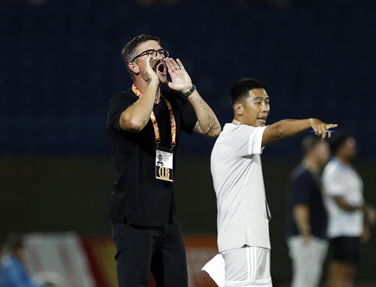 HLV Harry Kewell không hài lòng về những pha bóng quyết định&nbsp;của Hà Nội FC.