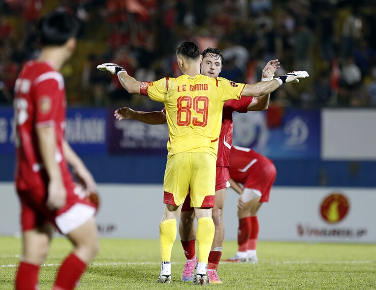 Patrik Lê Giang và đồng đội ăn mừng chiến thắng trước Hà Nội FC.
