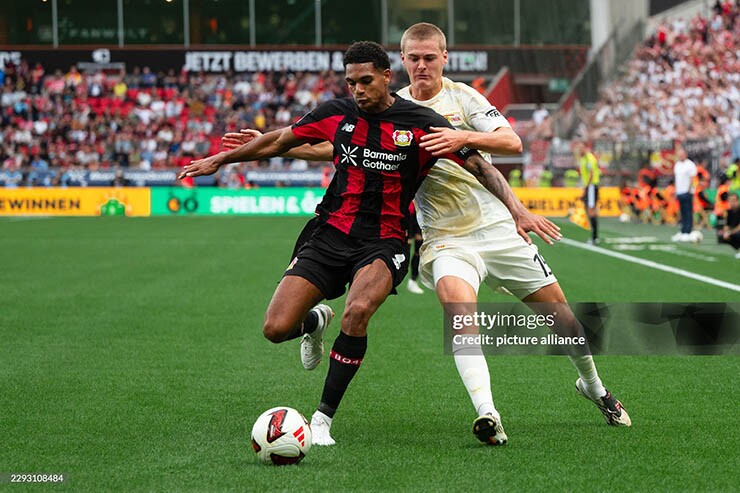 Leverkusen (áo đỏ đen) lấn lướt trước Union Berlin