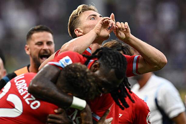 Hojlund nâng tỷ số lên 2-0 cho Napoli sau pha tận dụng sự lơ đễnh của toàn bộ hàng thủ Inter