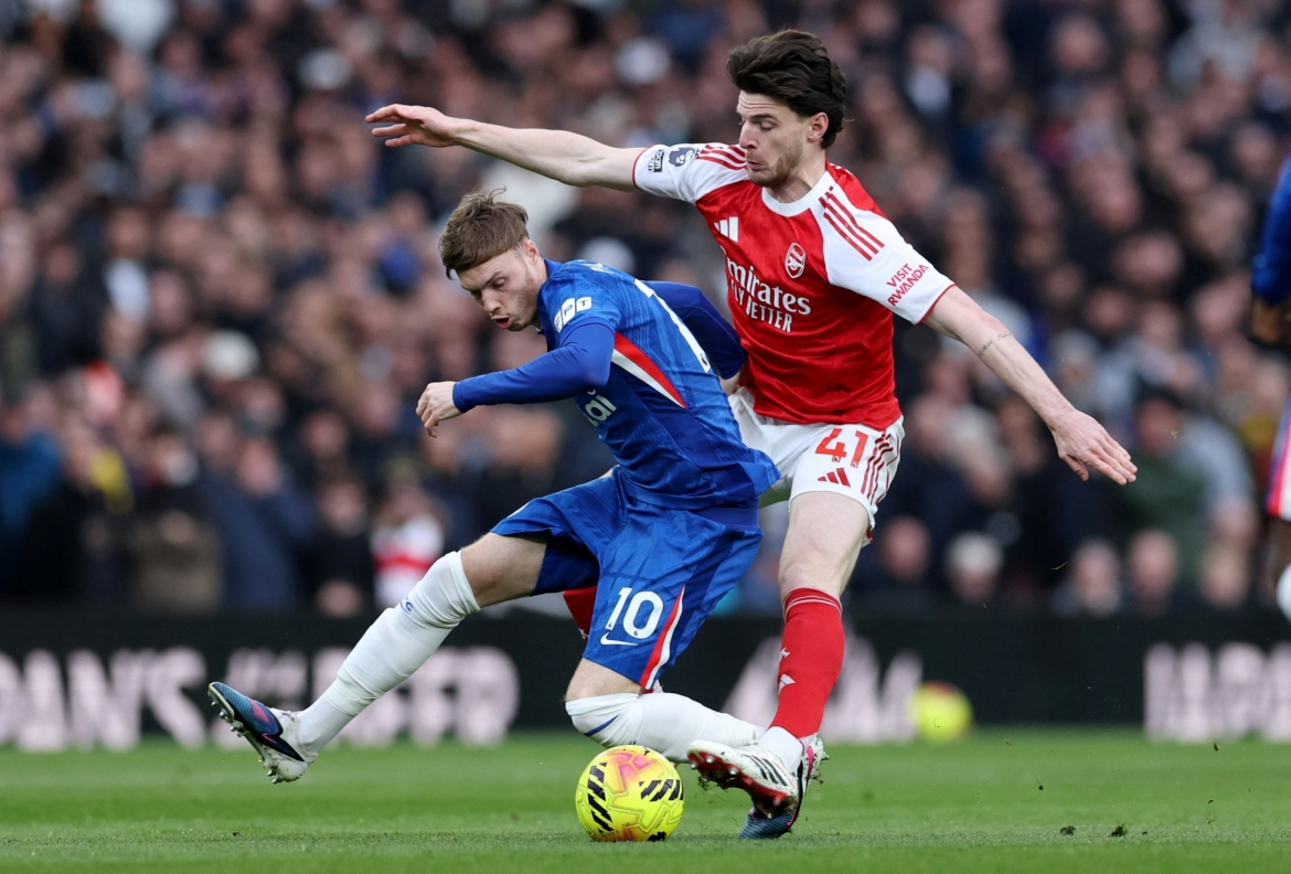 Chelsea (áo xanh) đối diện nhiều khó khăn ở Emirates