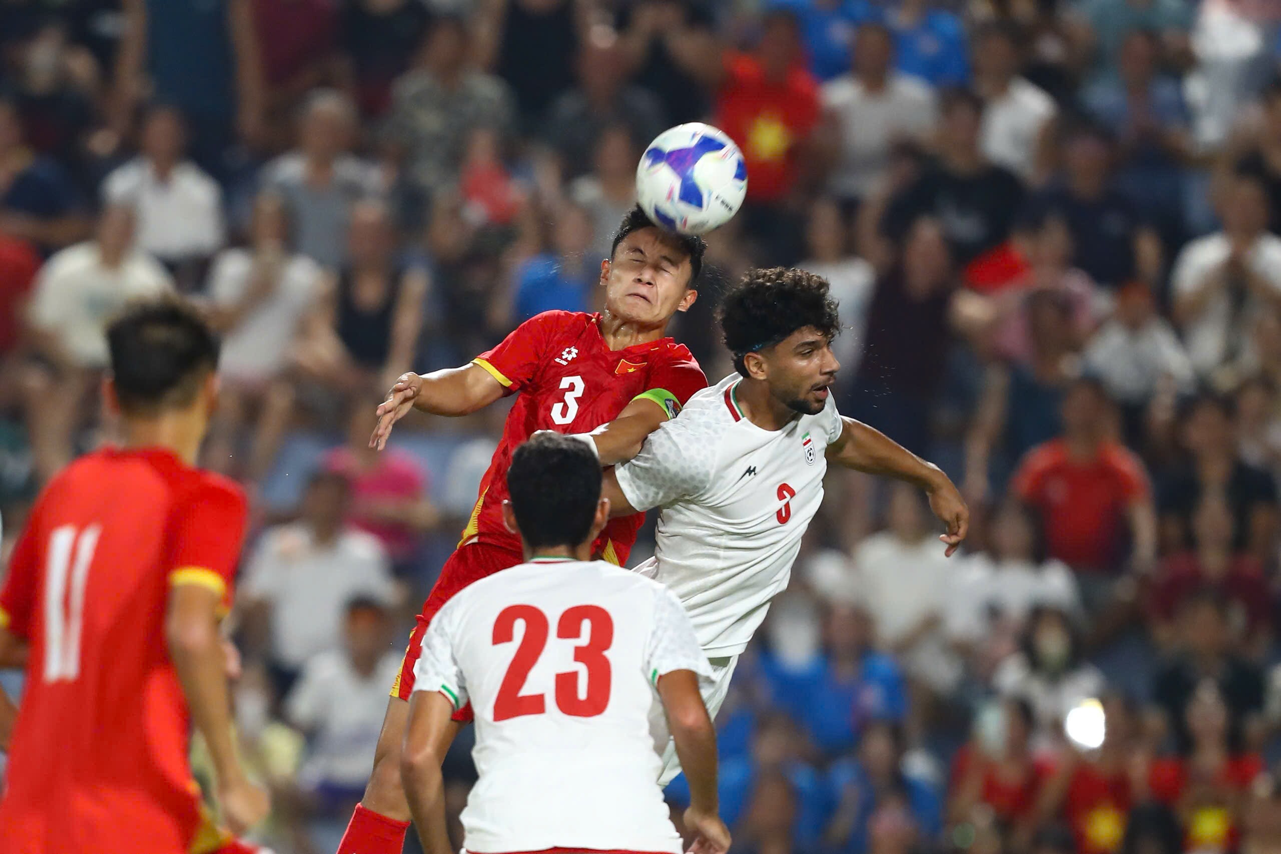 U20 Việt Nam (áo đỏ) không thể gây bất ngờ trước U20 Iran