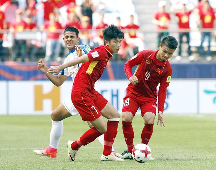 Trọng Đại bên cạnh Quang Hải ở một trận đấu của U20 Việt Nam tại U20 World Cup 2017.