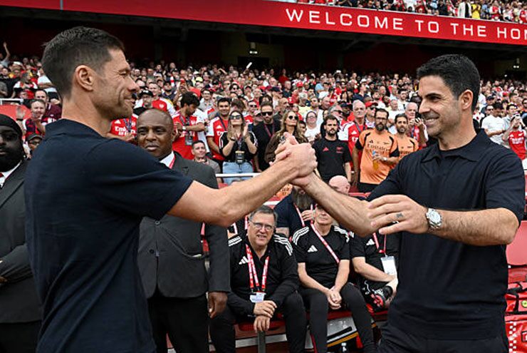 Bạn thân Xabi Alonso và Mikel Arteta lần đầu tiên đối đầu nhau trên cương vị HLV trưởng