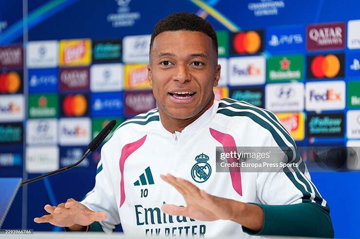 Mbappe trong buổi họp báo