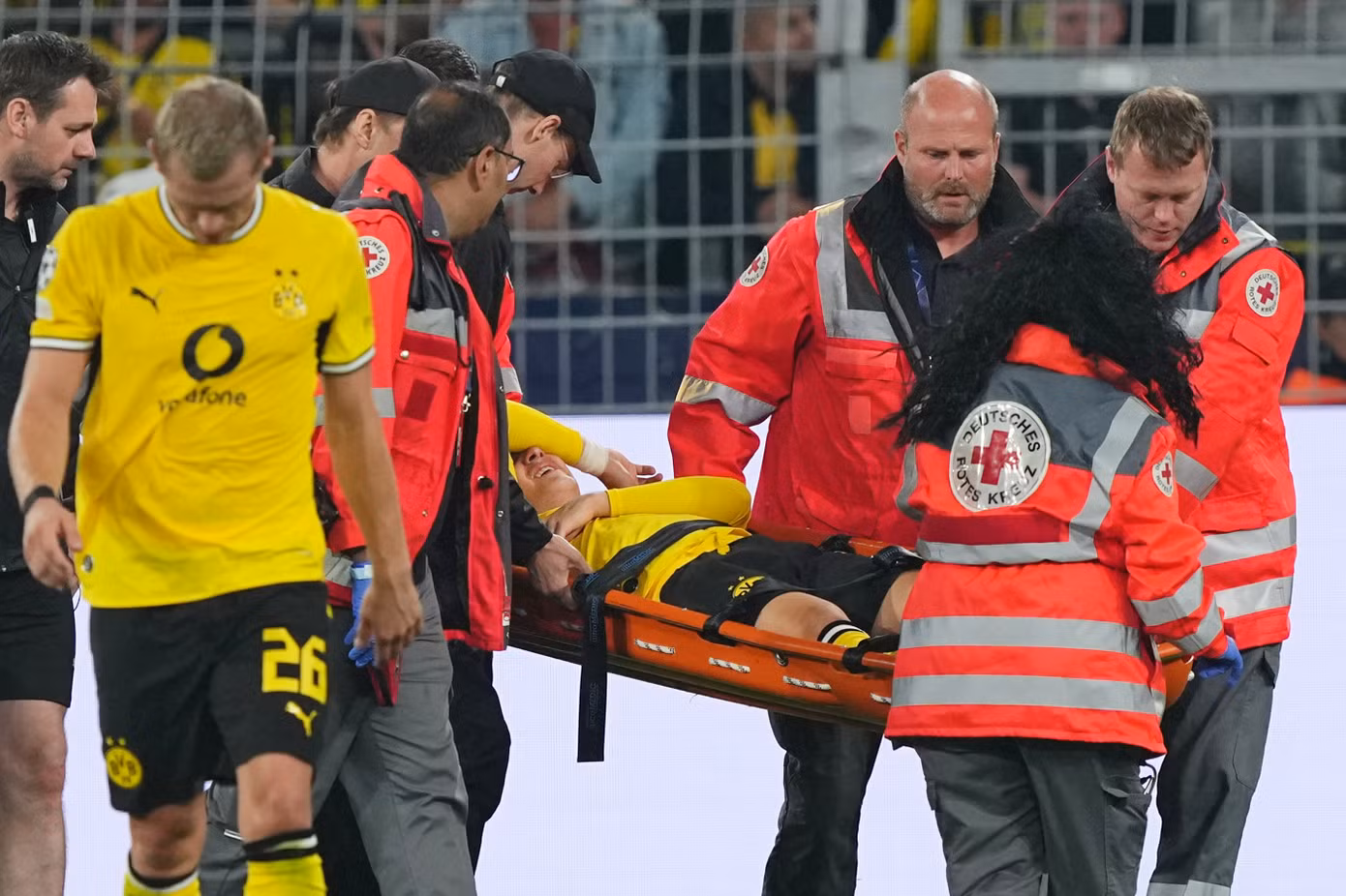 Sao trẻ Dortmund đổ gục xuống sân trong trận ra mắt Champions League - 2