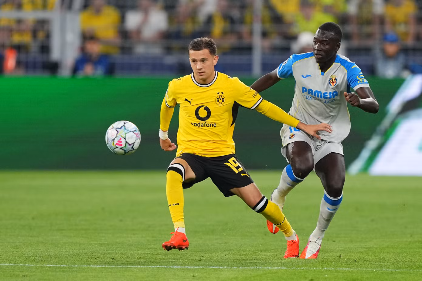 Sao trẻ Dortmund đổ gục xuống sân trong trận ra mắt Champions League - 1