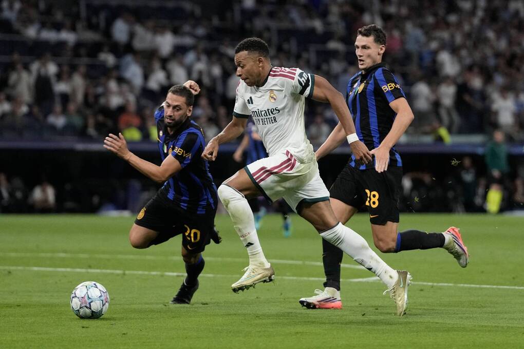 Kylian Mbappe đi bóng trước khi theo kèm của Hakan Calhanoglu và Benjamin Pavard trong trận đấu Champions League gặp Inter Milan tại sân Bernabeu, Madrid, Tây Ban Nha, ngày 8/9/2026. Ảnh: AP