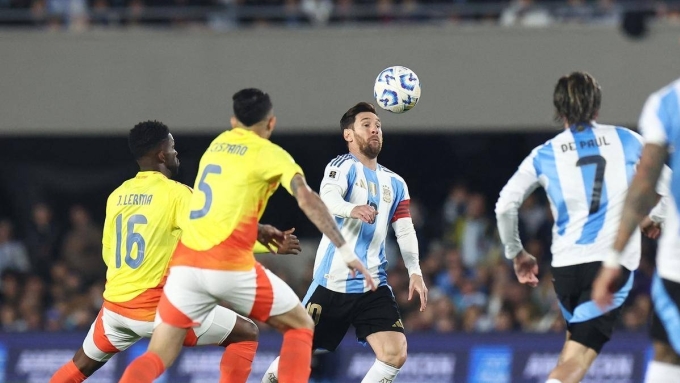Messi đỡ bóng trong trận Argentina hòa Colombia ở vòng loại World Cup 2026, trên sân Monumental, Buenos Aires, Argentina ngày 11/6/2025. Ảnh: Reuters