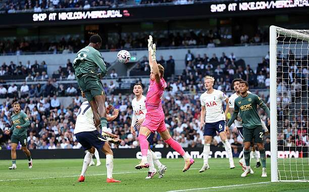 Tottenham thoát nạn với pha cản phá của Kinsky với cú đánh đầu của Barry đầu hiệp 2