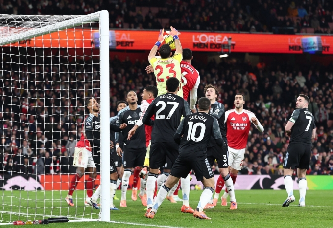 Hậu vệ Gabriel Magalhaes đánh đầu ghi bàn mở tỷ số cho Arsenal trong trận thắng Aston Villa ở vòng 19 Ngoại hạng Anh trên sân Emirates, London ngày 30/12/2025. Ảnh: Reuters