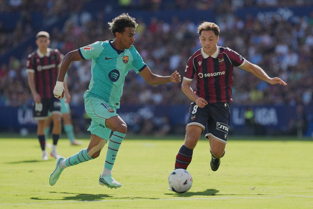 Lamine Yamal (trái) tranh bóng với Jon Ander Olasagasti trong trận Barca gặp Levante tại La Liga ở Valencia, Tây Ban Nha, ngày 13/9/2026. Ảnh: AP