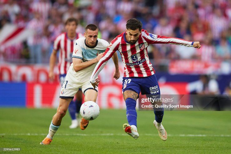 Atletico Madrid (áo đỏ trắng) thi đấu quyết tâm trước Osasuna