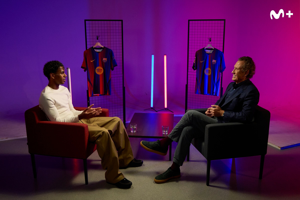 Jorge Valdano (phải) và Lamine Yamal trong chương trình Universo Valdano (Vũ trụ Valdano) của kênh truyền hình Tây Ban Nha Movistar+, phát sóng ngày 18/9/2026. Ảnh: Movistar+