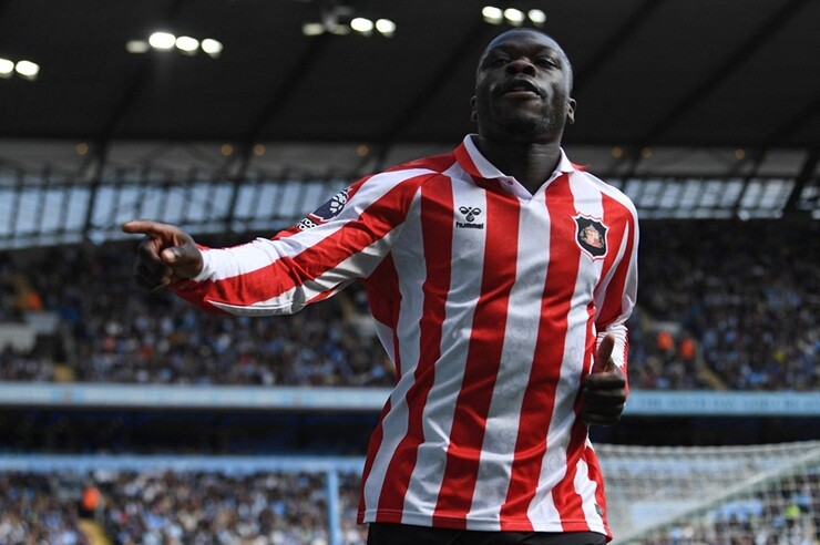 Brobbey ghi hat-trick vào lưới Man City