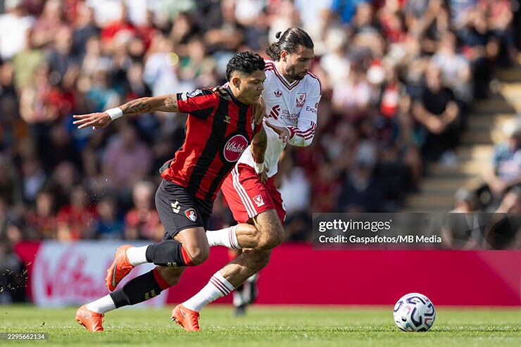 Liverpool (áo trắng) gặp nhiều khó khăn trước Bournemouth