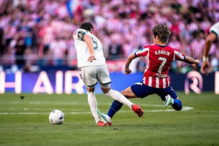 Lee Kang In thoát&nbsp;thẻ đỏ sau&nbsp;pha vào bóng với Valverde