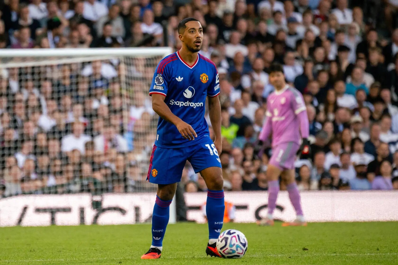 Tielemans được Carrick lựa chọn thay thế Casemiro nhưng chưa được như kỳ vọng