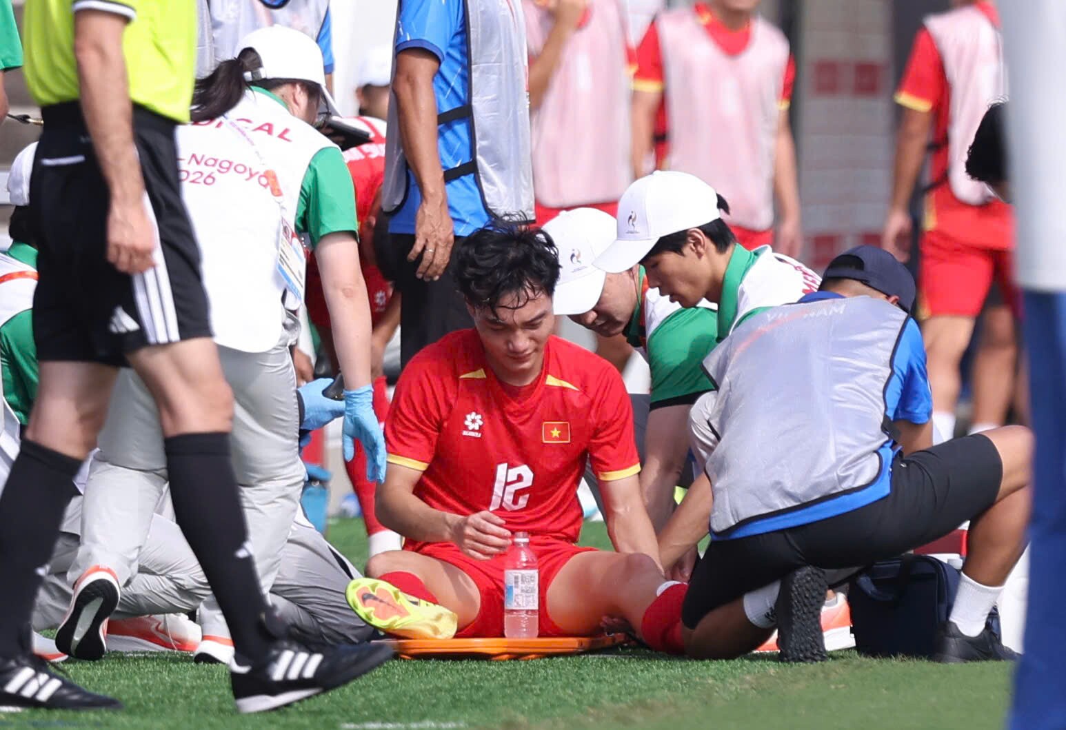 U23 Việt Nam nghẹt thở đấu U23 Uzbekistan: Xuân Bắc dính chấn thương, khó khăn bủa vây - 2