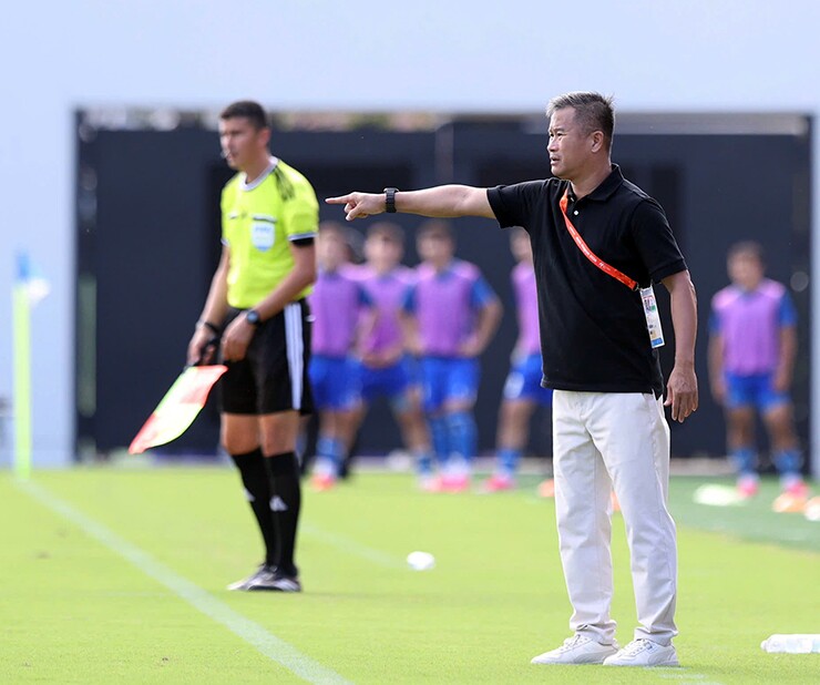 HLV Đinh Hồng Vinh chưa thể hài lòng về màn trình diễn của U23 Việt Nam.