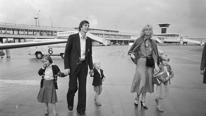 Cruyff cùng vợ Danny và ba người con. Ảnh: Marca