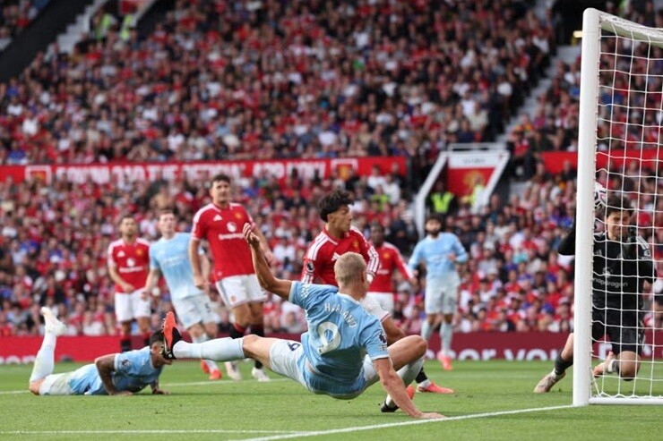 Một sai lầm của VAR đã khiến MU phải trả giá trước Man City
