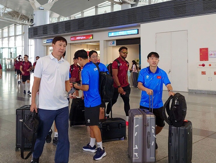 Thầy trò HLV Kim Sang Sik chính thức lên đường sang Indonesia dự FIFA ASEAN Cup 2026