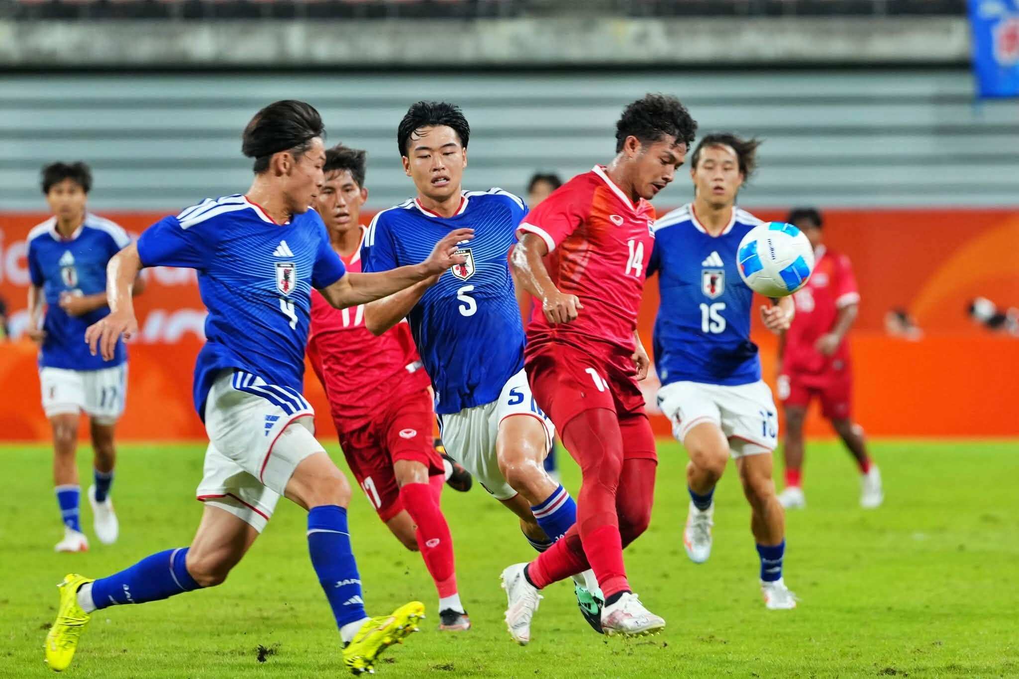 U23 Thái Lan (áo đỏ) thua đậm U23 Nhật Bản