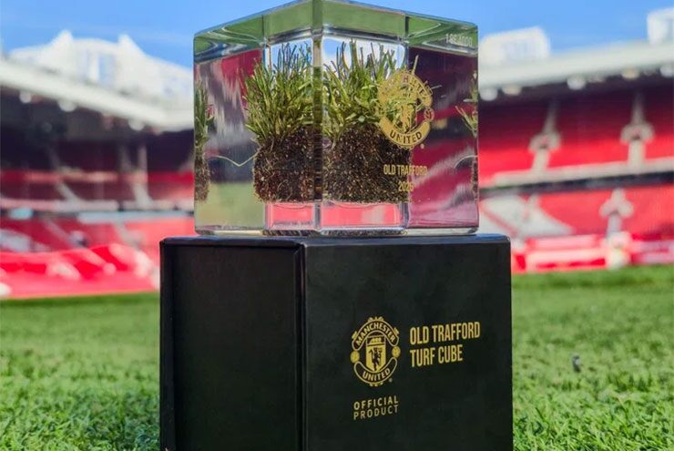 MU bán cỏ Old Trafford với giá 125 bảng