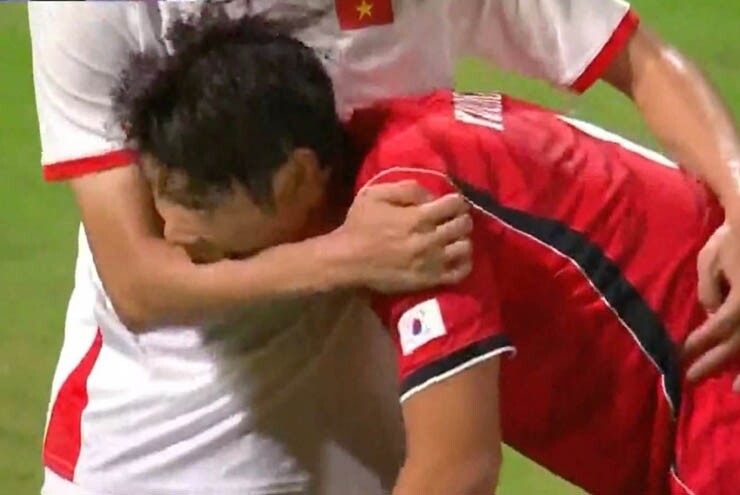 Pha cắn người của&nbsp;Lee Young Jun