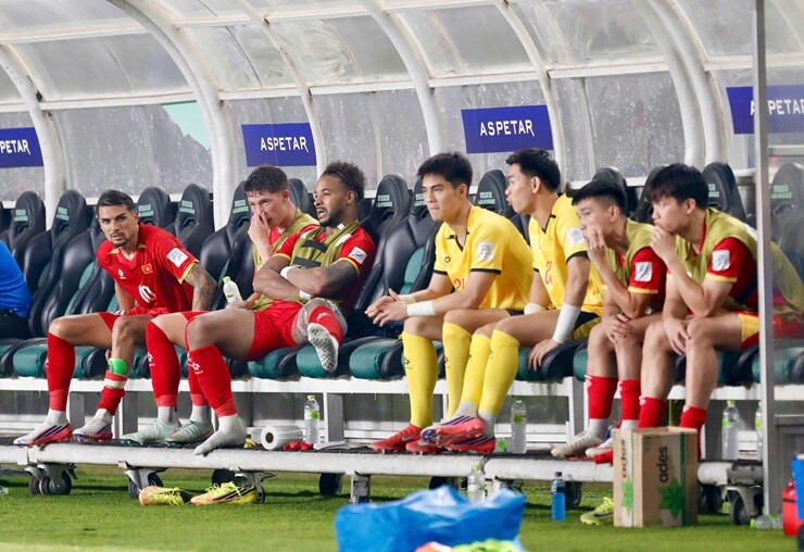 Xuân Son phải chườm đá ở vùng bắp đùi