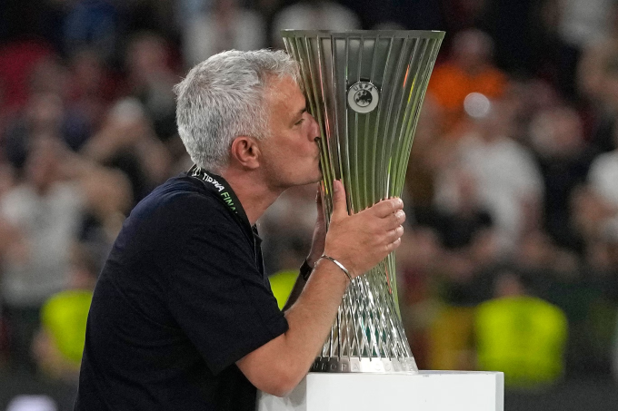 Jose Mourinho từng cùng AS Roma vô địch Conference League 2022. Ảnh: AFP