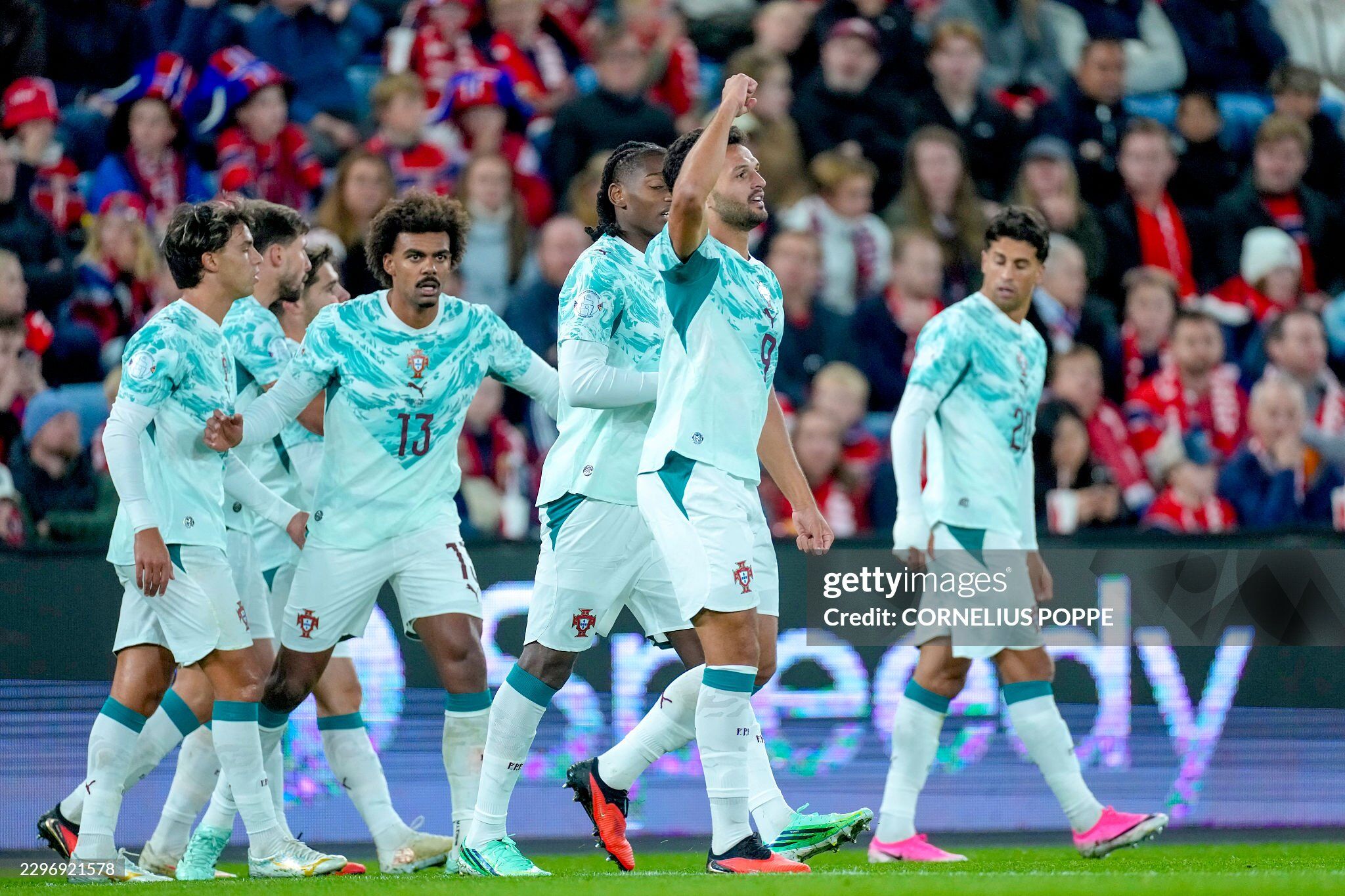 Hàng công Bồ Đào Nha vận hành trơn tru hơn khi không Ronaldo